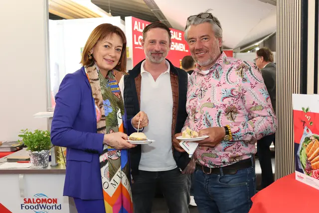 Die Kunden ließen sich beraten und kosteten die Angebote der einzelnen Aussteller. | Foto: MeinBezirk.at/Chiara Kresse