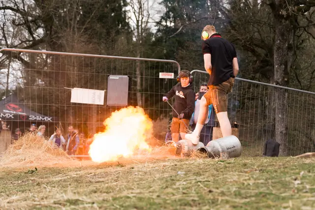 Ohne Gehörschutz geht da allerdings nichts. | Foto: SquadTwenty GmbH