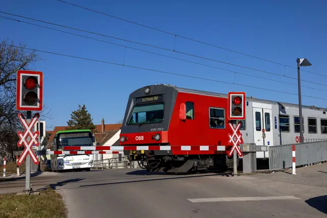 Franz-Josefs-Bahn: Eisenbahnkreuzung in Muckendorf-Wipfing. | Foto: Liebhart Paul
