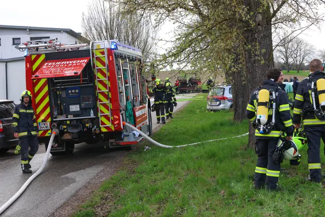 Ein Traktor der Marke John Deere brannte in Krenglbach vollkommen aus. | Foto: laumat.at
