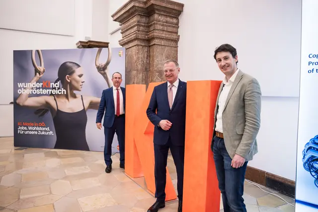 Universitätsprofessor Teodoro Cocca, Landeshauptmann Thomas Stelzer, Assoc.Universitätsprofessor Johannes Brandstetter (v.l.). | Foto: Land OÖ/Mayrhofer