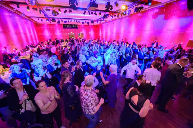 Der Ball versprüht Lebensfreude.  | Foto: Lebenshilfe Kärnten 