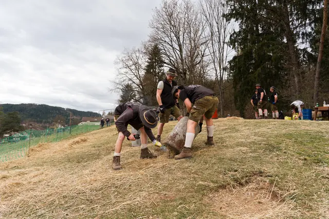Stroh, Wasser und Karbid - schon knallts. | Foto: SquadTwenty GmbH