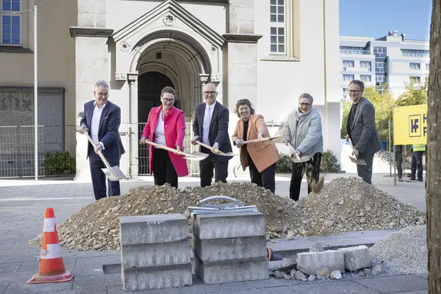 Gestern erfolgte der offizielle Spantenstich (v. li.): Stadtentwicklungsdirektor Hans-Martin Neumann, Umweltstadträtin Eva Schobesberger (Grüne), Bürgermeister Dietmar Prammer (SPÖ), Pfarrerin Veronika Obermeir-Siegrist, Kuratorin Irmgard Ostermann, Martin Urmann (Vorsitzender Bauausschuss der evangelischen Pfarrgemeinde) | Foto: Stadt Linz