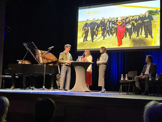 Luke Andrews, Maria Großbauer und Katharina Schick sprachen über das Musikprogramm und Andrews Auftritt im September. | Foto: Schauer