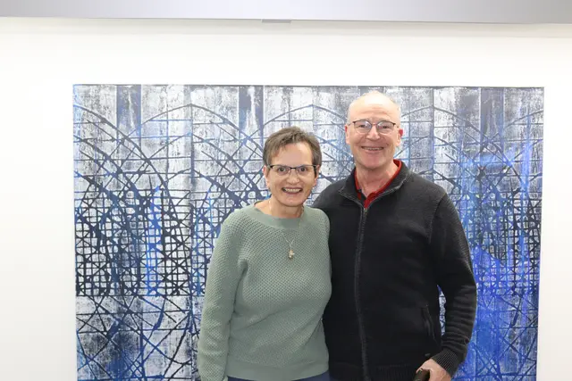 Daniela und Hermann Mussak, der Vizepräsident im Verein Arlberger Kulturtage und Sprecher für regionale Künstler:innen ist.  | Foto: Elisabeth Zangerl