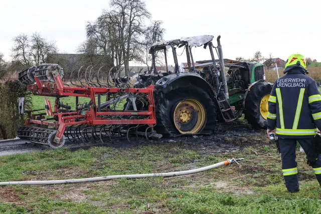 Ein Traktor der Marke John Deere brannte in Krenglbach vollkommen aus. | Foto: laumat.at