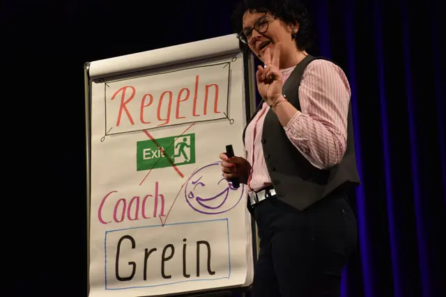 Die gebürtige Dimbacherin Claudia Reithner und kernölverliebte Steirerin feierte im Stadttheater Grein ihre gelungene OÖ-Premiere mit jeder Menge Humor, Austropopp Parodien und purer Bühnenpower mit Tiefgang. | Foto: Robert Zinterhof
