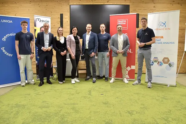 Mavie Coach Jannis Busek, Uniqa Landesdirektor Michael Zentner, Anna-Maria Wallner (Uniqa), Karin Lehner-Illetschko (Mavie Work), Thomas Zerlauth, Geschäftsführer der Regionalmedien Tirol, Mavie Coach Mario Tschernuter, Martin Mayr-Saurwein (Versicherungsmakler)und Lukas Märk von Ionicon (v.l.) | Foto: MeinBezirk/Rebeiz