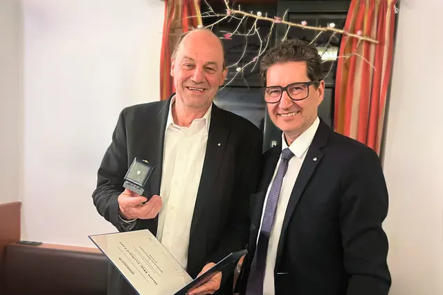 Gerhard Lutz (li.) mit Harald Giesinger (Repräsentant des Sparkassenverbands). | Foto: Sparkasse