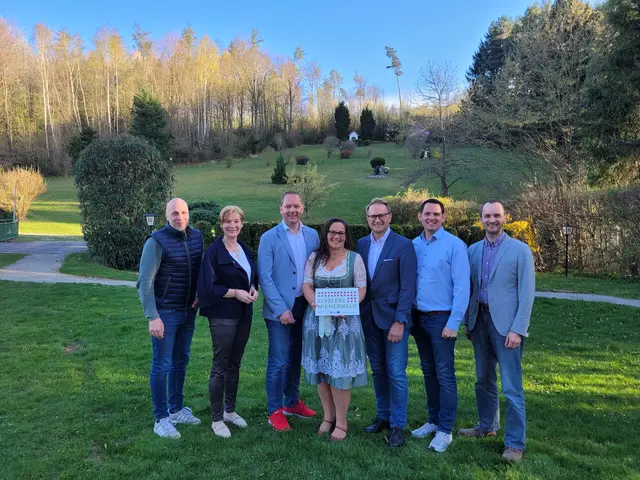 Der frisch gewählte Vorstand für die Region Elsbeere Wienerwald: Hermann Katzensteiner (Bürgermeister, Brand-Laaben), Monika Fischer (Bürgermeisterin, Pyhra), Franz Haunold (Bürgermeister, Böheimkirchen &amp; Obfrau-Stellvertreter), Karin Winter (Bürgermeisterin, Maria Anzbach &amp; Obfrau) Georg Ockermüller (Bürgermeister, Eichgraben &amp; Obfrau-Stellvertreter), Jürgen Rummel (Bürgermeister, Neulengbach). und Gerhard Berger (Bürgermeister, Michelbach) | Foto: Region Elsbeere Wienerwald