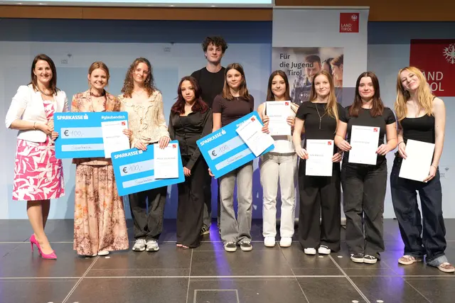 Jugendlandesrätin Astrid Mair mit den Kategorie-SiegerInnen (v. li.): Rebecca Edinger, Adriane Sofia Aschaber, Lillian Kilic, Laurin Fellner, Carina Arzbacher, Greta Reinecke, Sofia Migliorini, Caroline Klingler und Lena Sokic (auf dem Foto fehlt Ilian Foidl). | Foto: Land Tirol/Trenker