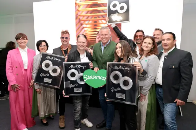 Doppel-Platin für die Thaler Band "Alle Achtung" und LH Mario Kunasek (m.) | Foto: Region Graz/Harry Schiffer