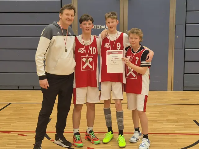 Von links: Thomas Wieser, Renato Juric, Felix Schnaitl und Xaver Steidl beim großen Erfolg im Basketball.
 | Foto: Sylvia Haslgruber