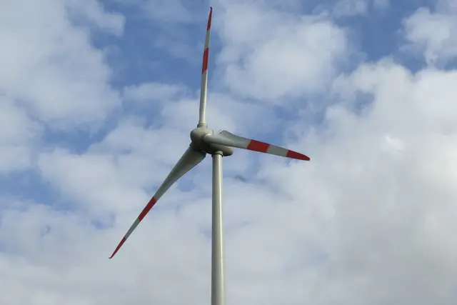 Im Stammersdorfer Grätzl erzählt man sich von Plänen zu Windrädern am Bisamberg. (Symbolfoto) | Foto: Emer/panthermedia
