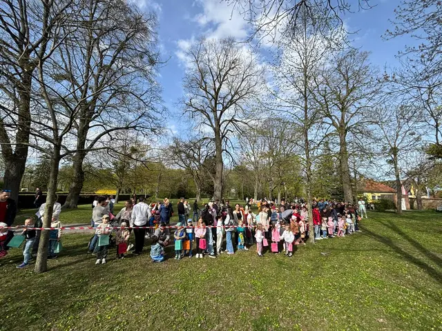 Hunderte Kinder suchten eifrig Osternester im Schlosspark Kittsee