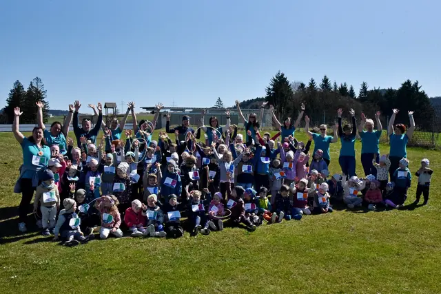 Die Kinder des Kindergarten und der Krabbelstube St. Roman mit ihren Betreuerinnen nach dem Lauf | Foto: Alois Braid