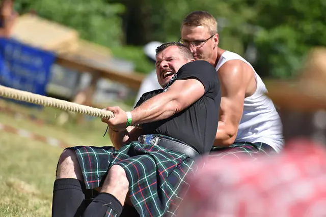 Bei den Highland Games können sich die Teilnehmer im Seilziehen, Baumstammwerfen, Fass-Hochwurf und Co. messen. | Foto: Wrecking Crew