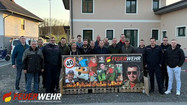 Die Feuerwehr gratulierte dem Bürgermeister und Feuerwehrkameraden Marc Hoppel zum 40. Geburtstag. | Foto: Feuerwehr Grafenschachen