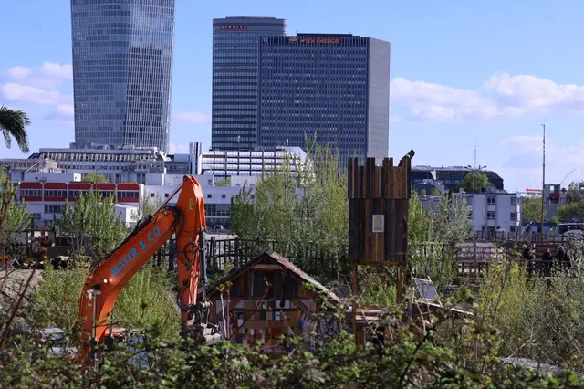 Einer der Aktivisten schaffte es noch auf den Turm, der Bagger musste wieder umdrehen.  | Foto: z.V.g.
