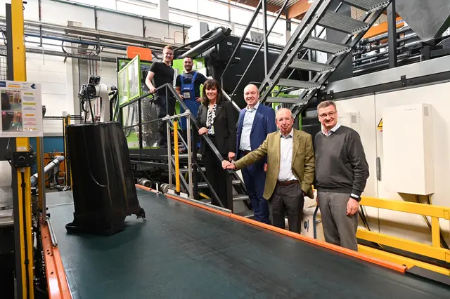 Der erste Stopp von WKÖ-Präsidentin Martha Schultz  (3. v. l.) und WKK-Präsident Jürgen Mandl (r.) war die Firma Europlast in Dellach im Drautal. Empfangen wurden Sie von den Managing Directors Georg Schaubelt (3. v. r.) und Helmuth Kubin (2. v. r.). | Foto: OKN I Schober