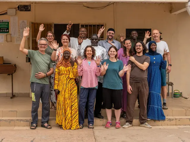 Das Projektteam mit Schuldirektor und einheimischen Helferinnen und Helfern. | Foto: Wachsenegger