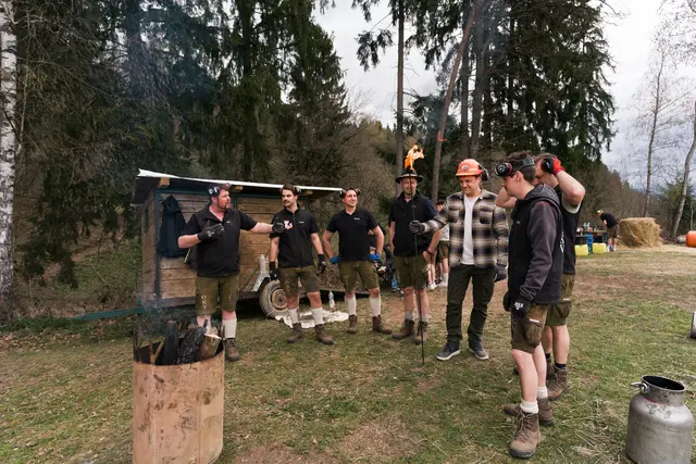Das Osterschießen ist aber mehr als Brauchtum. Es ist ein Zusammenkommen von Nachbarn, Freunden und allen Generationen. | Foto: SquadTwenty GmbH