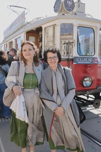 Susanne Haubenhofer und Sylvia Loidolt vor der "Vollmund"-Bim in Wien | Foto: Region Graz/Harry Schiffer