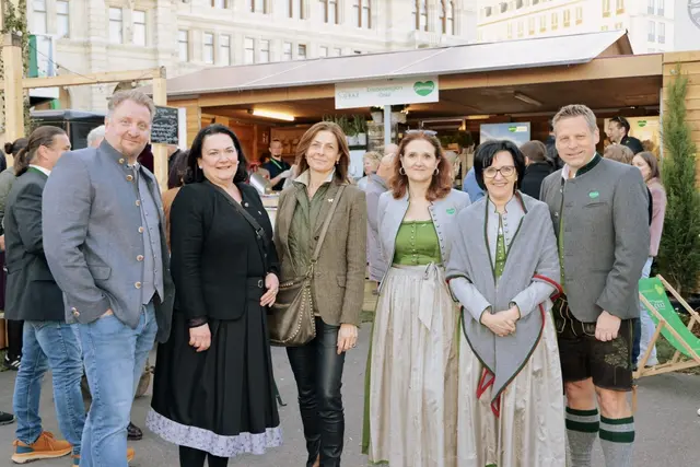 Alexandra Kaszay (3. v. l.) traf mit die Vertretung des Lipizzanergestüts Piber und der Erlebnisregion Graz | Foto: Region Graz/Harry Schiffer