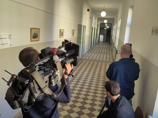 Medienverteterinnen und -vertreter warteten vor dem Saal auf den Angeklagten. | Foto: Katharina Schrefl