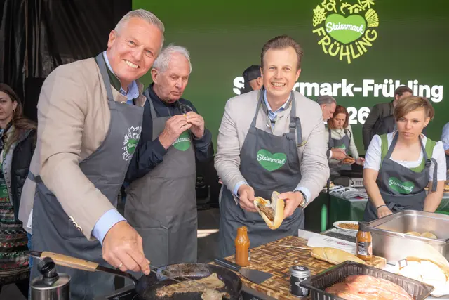 Servieren steirische Kulinarik am Wiener Rathausplatz: Landeshauptmann Mario Kunasek, Motorsportlegende Helmut Marko, Landesrat Karlheinz Kornhäusl und Skistar Nici Schmidhofer | Foto: Rene Strasser