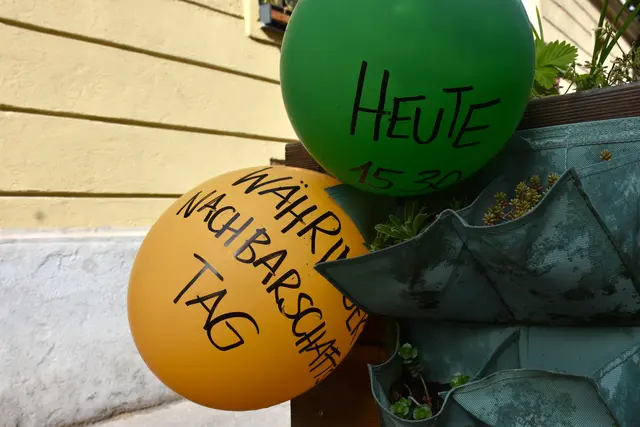 Wer mitmacht, bekommt viele bunte Luftballons für die Veranstaltung. | Foto: BV18