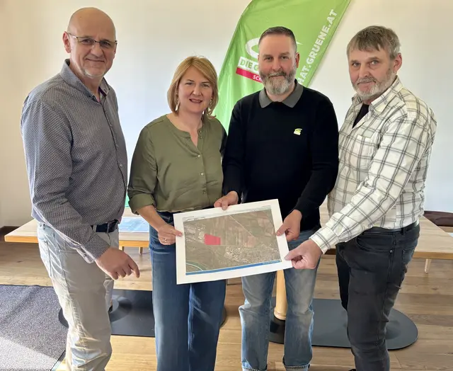 Der Schwechater Stadtrat Peter Pinka, die Landessprecherin Helga Krismer, der Schwechater Gemeinderat Simon Jahn und der Bezirkssprecher Roman Kral (alle GRÜNE) mit dem Ackerland, das jetzt umgewidmet wird. 
 | Foto: MeinBezirk/Birgit Bachhofner