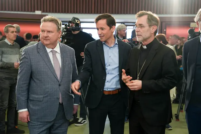 Im Bild von links: Bürgermeister Michael Ludwig (SPÖ), Caritas Wien-Direktor Klaus Schwertner und Erzbischof Josef Grünwidl. | Foto: Sade Jerabek/MeinBezirk
