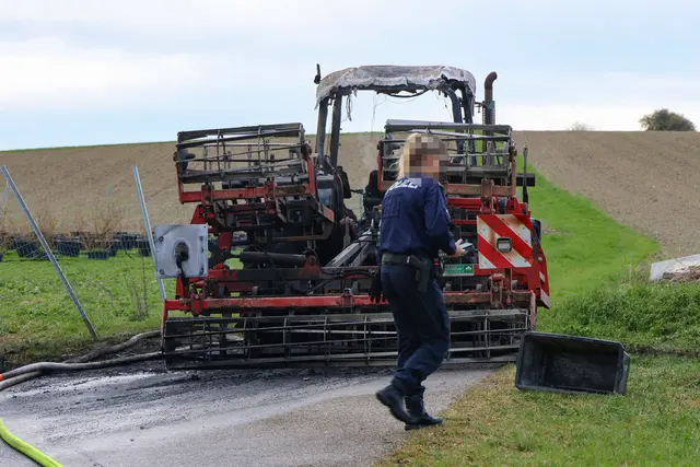 Ein Traktor der Marke John Deere brannte in Krenglbach vollkommen aus. | Foto: laumat.at