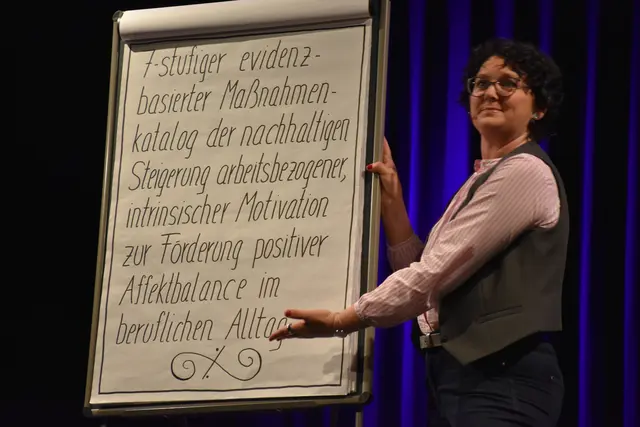 Die gebürtige Dimbacherin Claudia Reithner und kernölverliebte Steirerin feierte im Stadttheater Grein ihre gelungene OÖ-Premiere mit jeder Menge Humor, Austropopp Parodien und purer Bühnenpower mit Tiefgang. | Foto: Robert Zinterhof