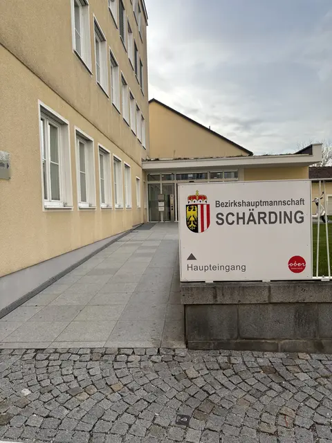 Durchschnittlich wurden pro Werktag 128 Personen bei der Sicherheitskontrolle am Eingang der Bürgerservice-Stelle kontrolliert. | Foto: MeinBezirk/Michelle Bichler