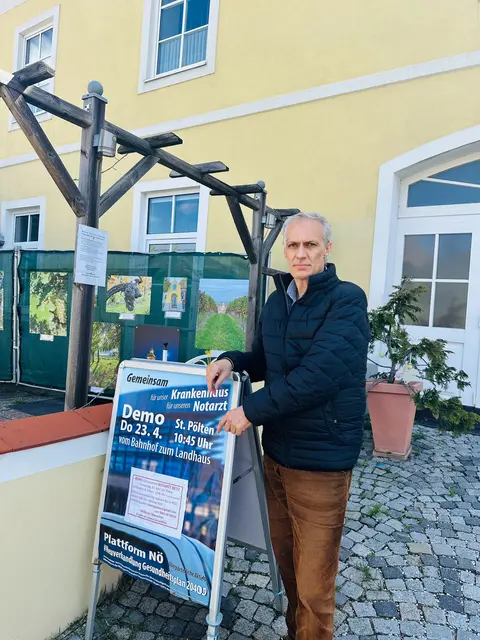 Rudolf Preyer vor einem Infoständer für die Demo. | Foto: Preyer