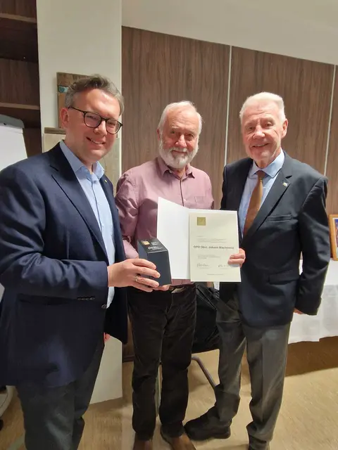 VP-Stadtparteiobmann Matthias Zauner, Ehrenzeichenträger Hans Machowetz und Bürgermeister Klaus Schneeberger. | Foto: VP NÖ