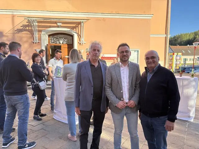 Mitterdorfs Bürgermeister Thomas Derler (M.) mit seinen Vorgängern Karl Mauthner (l.), er war von 1995 bis 2014 Gemeindechef, und Franz Kreimer (Amtszeit von 2014 bis 2020) | Foto: MeinBezirk/Bernhard Engelmann