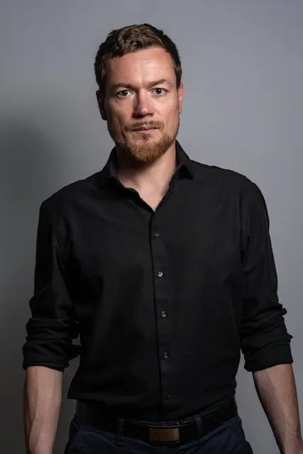 Robert Prosser liest auf der Erfurter Hütte aus „Das geplünderte Nest“. | Foto: Steuerer