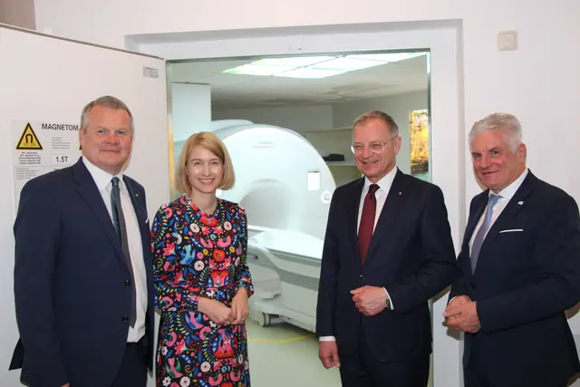 Tilman Königswieser, Christine Haberlander, Thomas Stelzer, Karl Lehner (von links) bei der Eröffnung des neuen MRT-Geräts im Klinikum Kirchdorf. | Foto: Staudinger