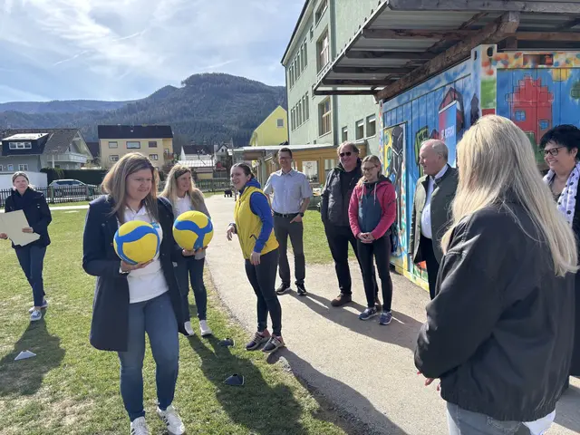 Vom Elternverein gab es neue Volleyballbälle geschenkt.  | Foto: MeinBezirk/Angelina Koidl