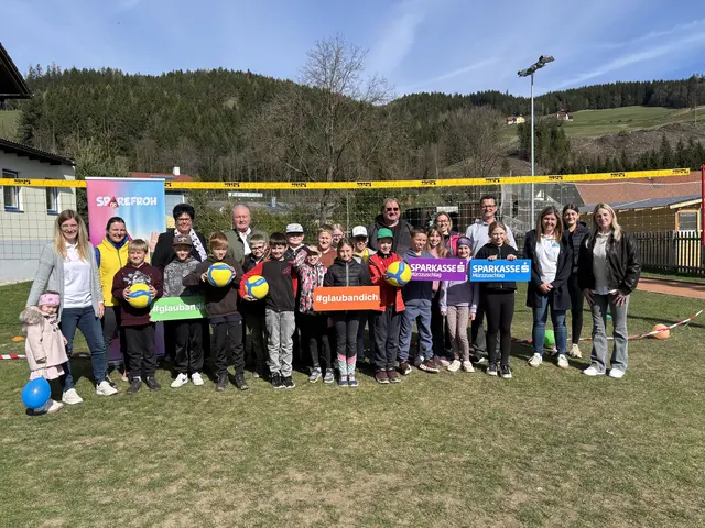Offizielle Übergabe des Volleyballnetzes: Schülerinnen und Schüler der 4 B-Klasse der Volksschule Langenwang, Sponsorinnen und Sponsoren sowie Vertreterinnen des Elternvereins.  | Foto: MeinBezirk/Angelina Koidl