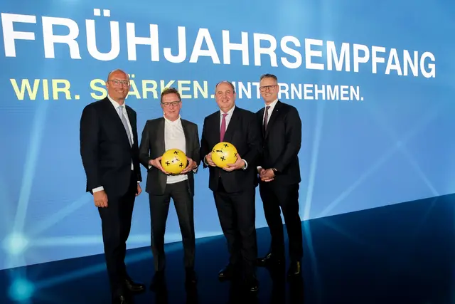 Von links: RLB OÖ-Generaldirektor Reinhard Schwendtbauer, ÖFB-Teamchef Ralf Rangnick, ÖFB-Aufsichtsratsvorsitzender Josef Pröll, RLB OÖ-Generaldirektor-Stellvertreter Stefan Sandberger

  | Foto: RLB OÖ