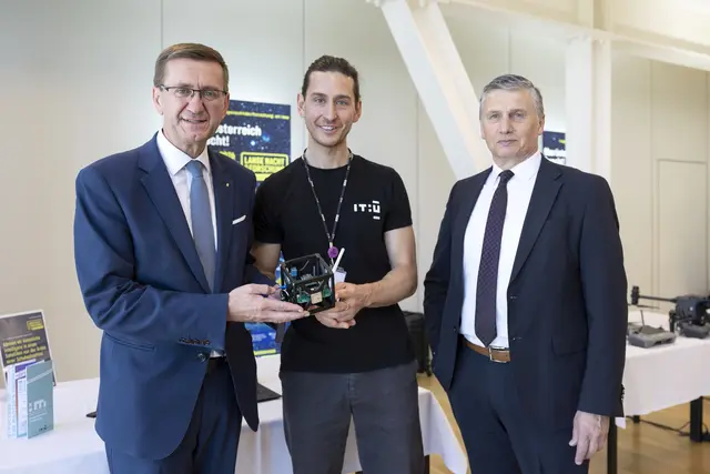 Forschungs-Landesrat Markus Achleitner (ÖVP); Daniel Cracau, Founding Director Outreach &amp; Start-Ups IT:U; Wilfried Enzenhofer, Geschäftsführer Upper Austrian Research GmbH mit einem der sogenannten „CubeSats". | Foto: Land OÖ/Margot Haag