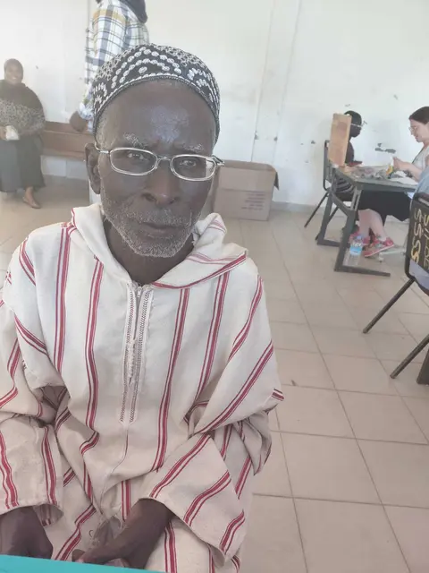 Dieser Mann ist auf einem Auge vollständig erblindet, auf dem Zweiten hat er -7 Dioptrien. "Als er aus dem Fenster gesehen hat, begann er zu lachen. MAn musste nicht fragen, ob er mit der Brille Freude hat.", erzählt Romana Loidl. | Foto: Wachsenegger