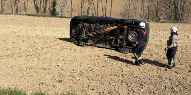 Die Feuerwehr Eggenburg rückte aus und brachte das Fahrzeug sicher zurück auf die Straße. | Foto: Feuerwehr Eggenburg