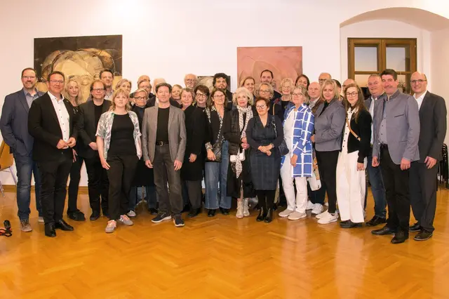 Kunst blickt hinter die Wand