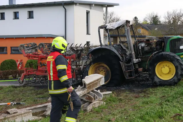 Ein Traktor der Marke John Deere brannte in Krenglbach vollkommen aus. | Foto: laumat.at
